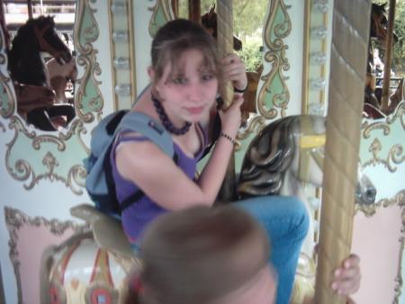 Moi sur les p'tits ch'vaux d'bois