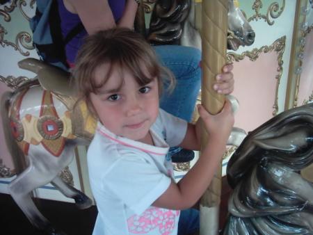 Ma soeur sur les p'titc ch'vaux d'bois